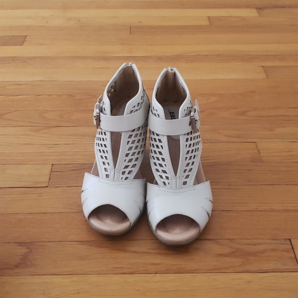 Earth off white sandals